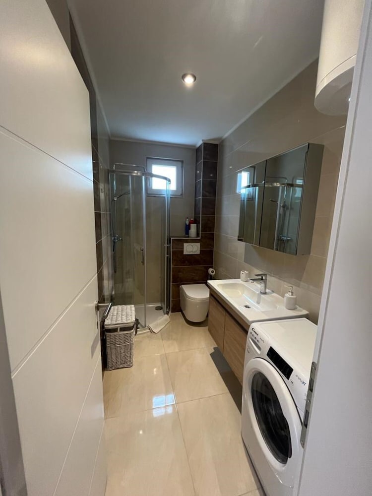A2 apt With Balcony and sea View, 3 min to Beach view 4
