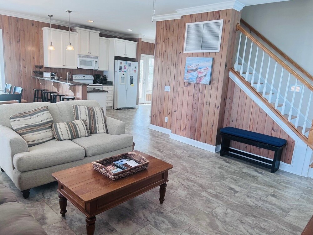 1 Ez Access 4 Bedroom Home by RedAwning
