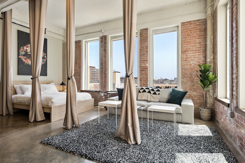 3 Bedroom Unit in Downtown Dallas with Pool & Gym - Image 3