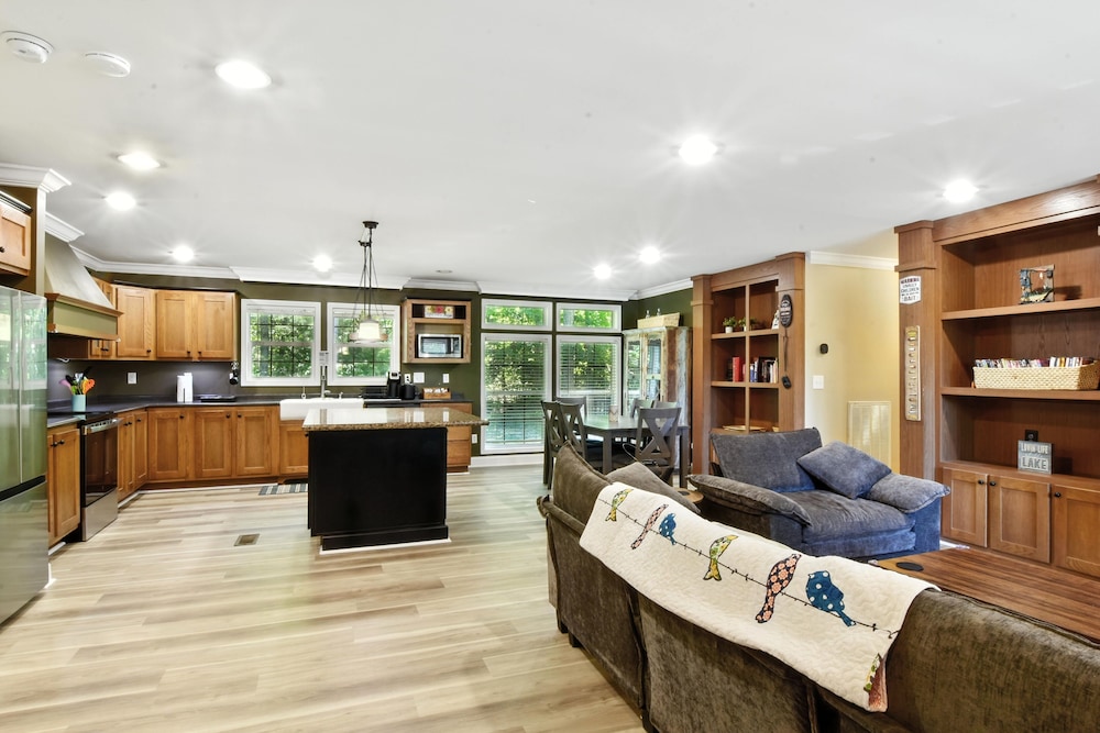 Cozy Cove Escape - Lakeside Retreat 3 Bedroom Cabin