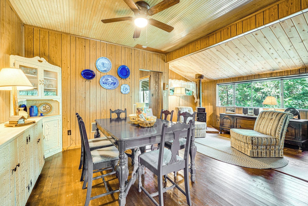 Washington Cabin Escape: Deck + Al Fresco Dining! view 4