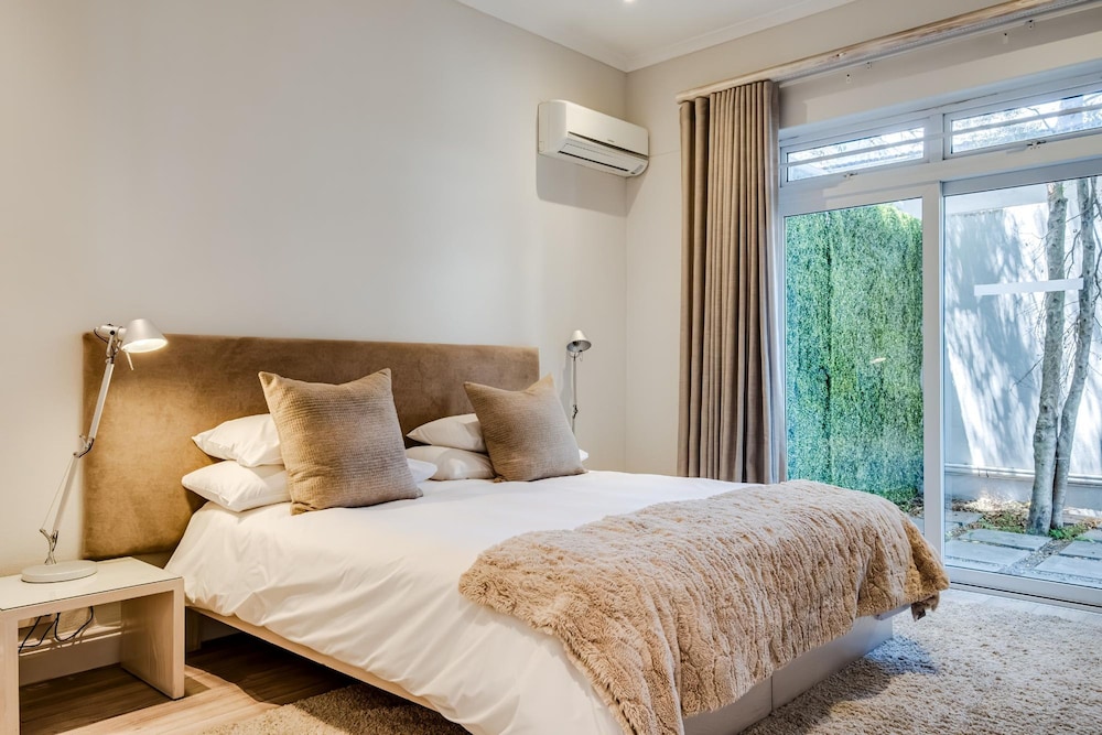 Camps Bay Villa w Views Pool Sapphire Tide Retreat