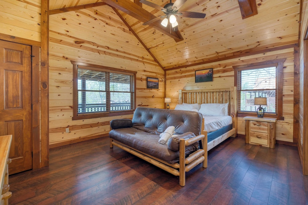 Dolly's Lodge by Avantstay Sleeps 28 - Luxe Smokies Cabin Game Room, Hot Tub, Views, Near Attractions