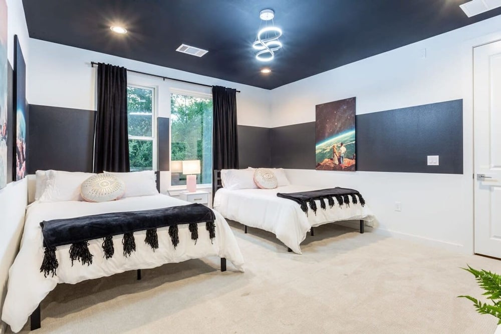 Massive 10br Compound6 Min to Downtown Austin