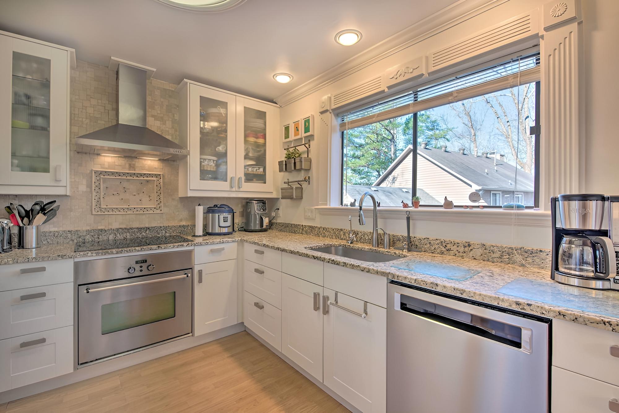 Roswell Home w/ Deck - 24 Mi to Atlanta! view 5