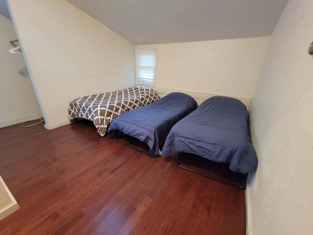 Bedroom Near Downtown Boston - Hostel view 3