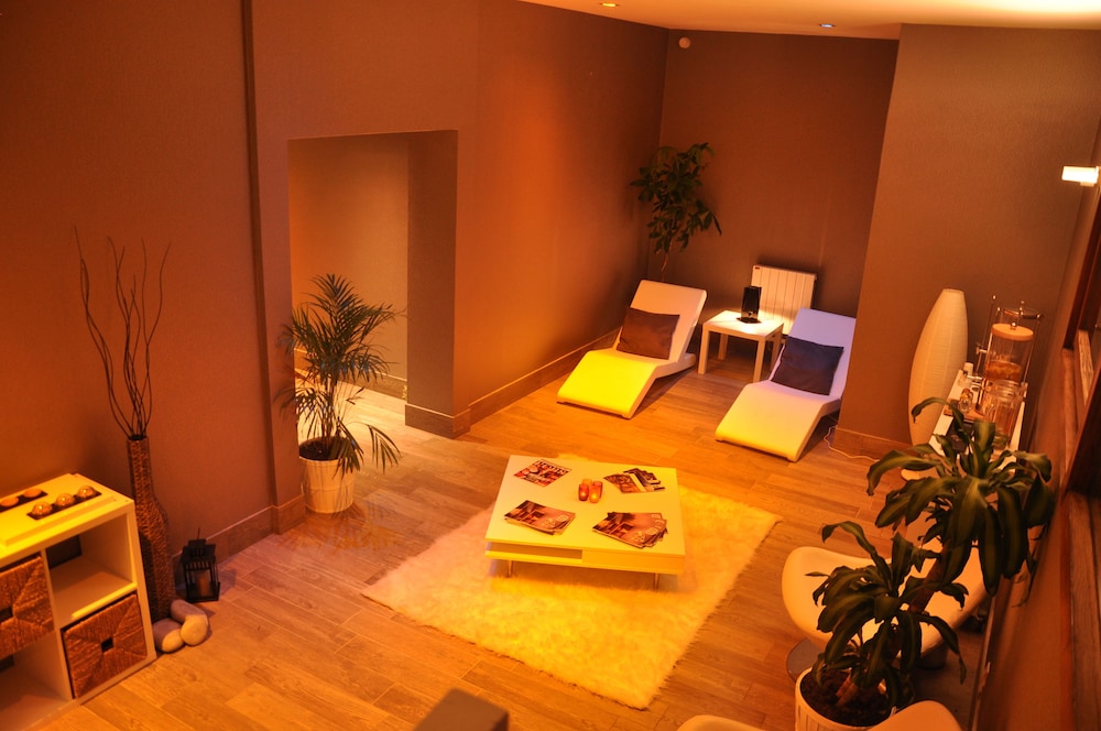 Huez Vacations - Hotel Le Pic Blanc - Property Image 2