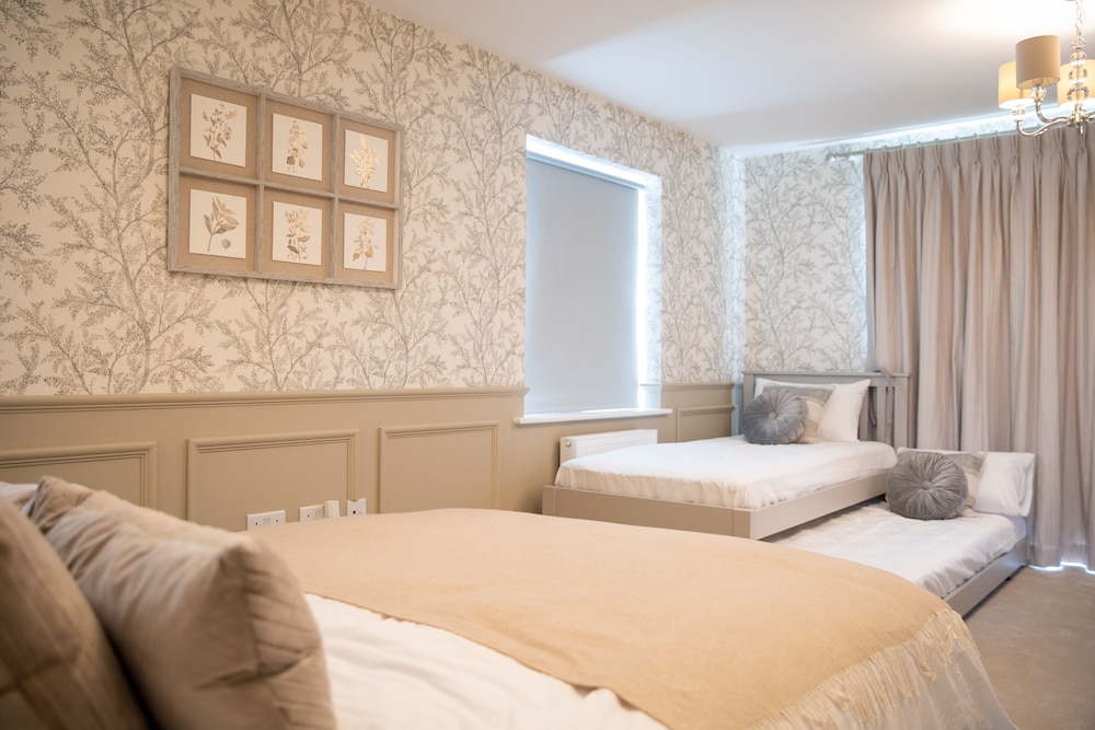6 Bedroom New Build Detached House in Bicester