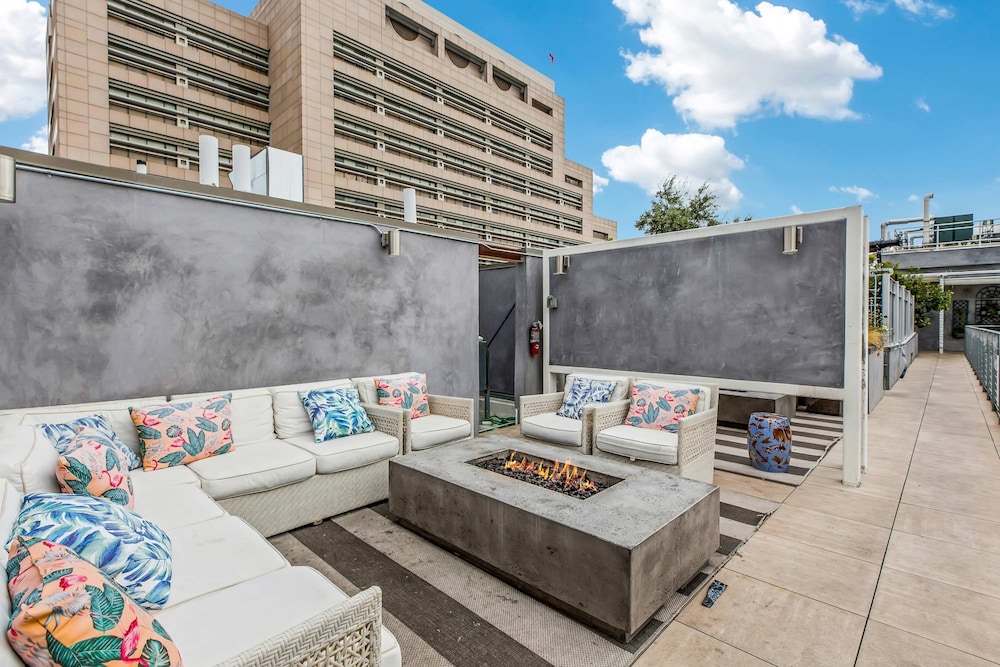 Stylish XL 2br/2ba At HWH by Oneluxstay