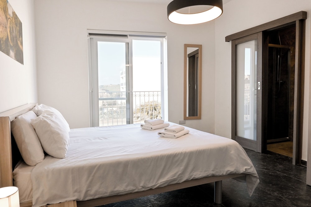 Stylish Seaview Apartment With Pool