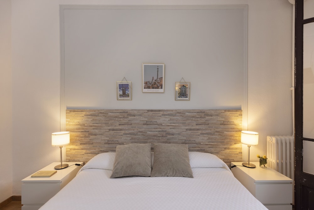 Ally's Guest House Barcelona B&B