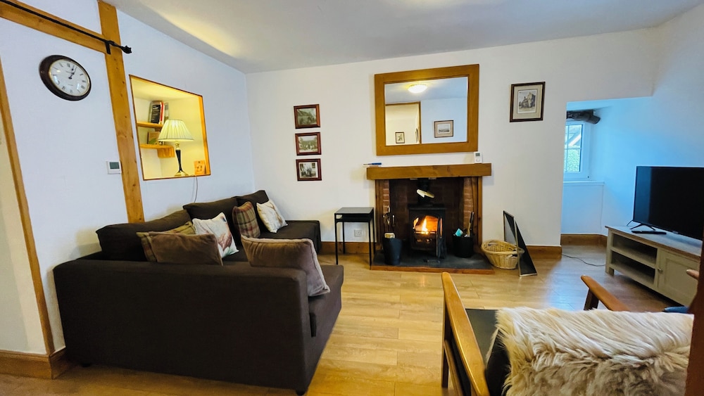 Traditional Highland Cottage Near Loch Ness-sleeps 6