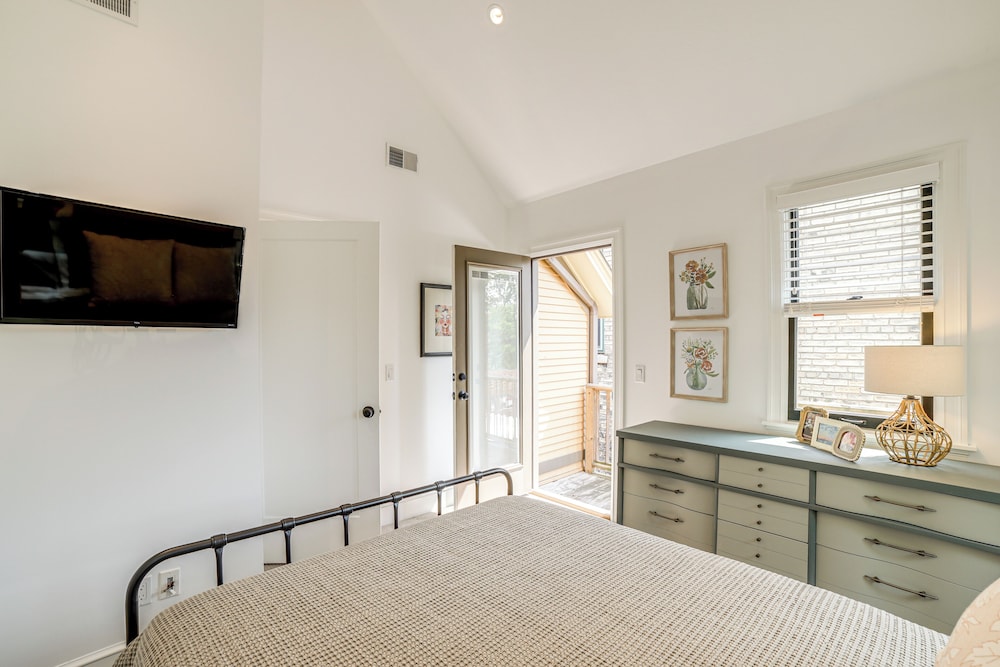 1 Mi to Dtwn Grand Rapids: Chic Condo w/ Balcony!