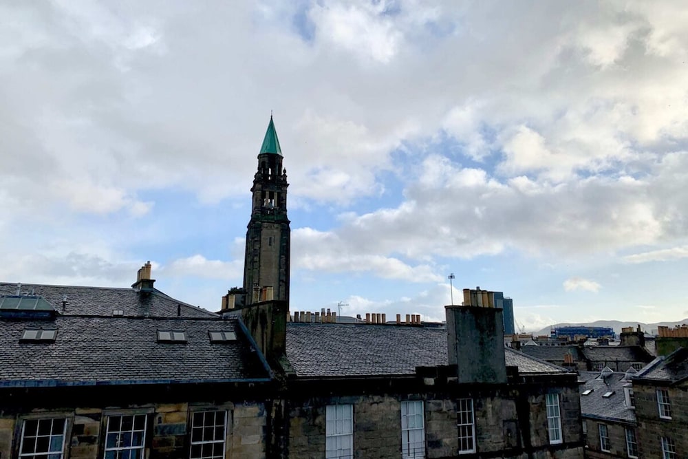 Sophisticated Edinburgh Apartment in City Centre
