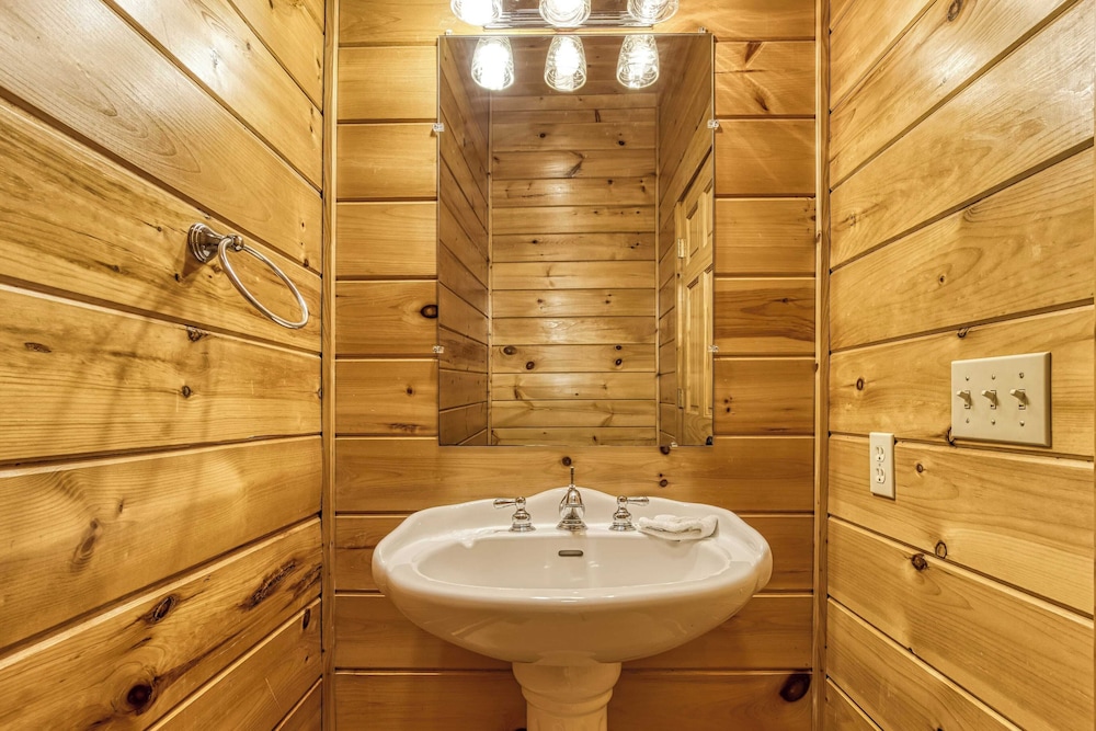 Hot Tub, Game Room, Movie Theater, View Sleeps 18 Lookout Lodge by Avantstay