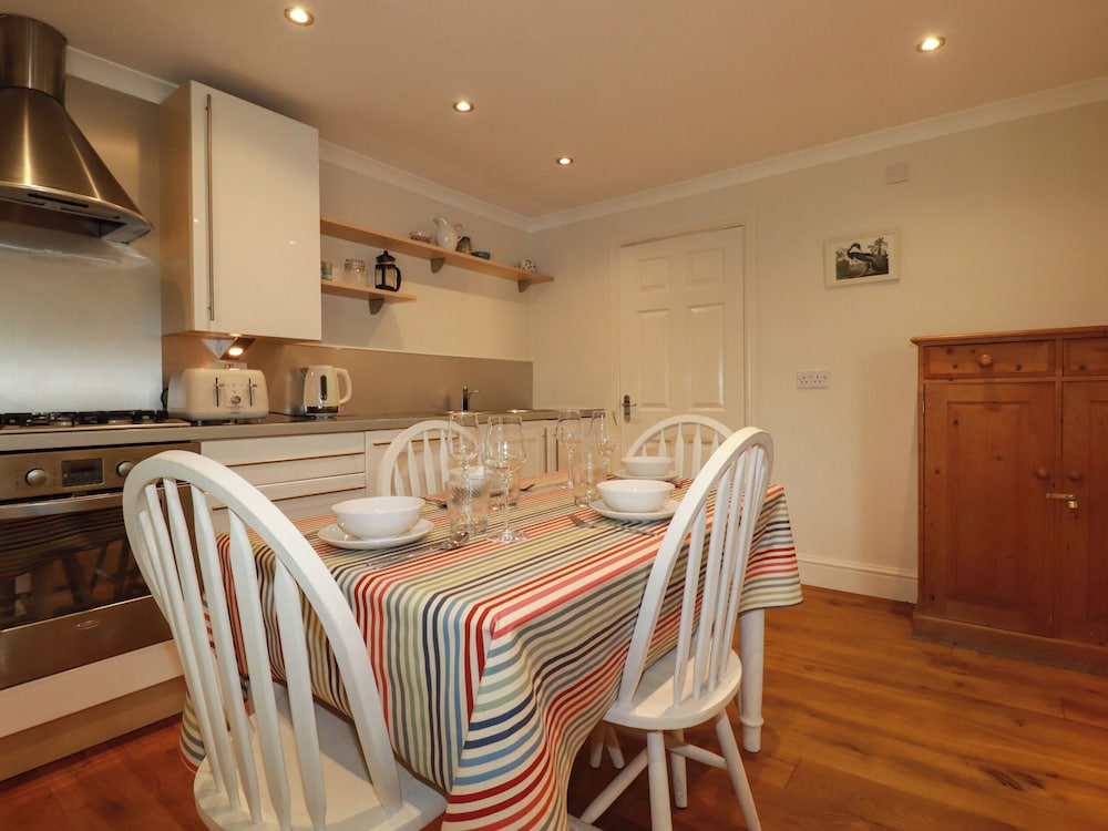 6 Trelawney Court