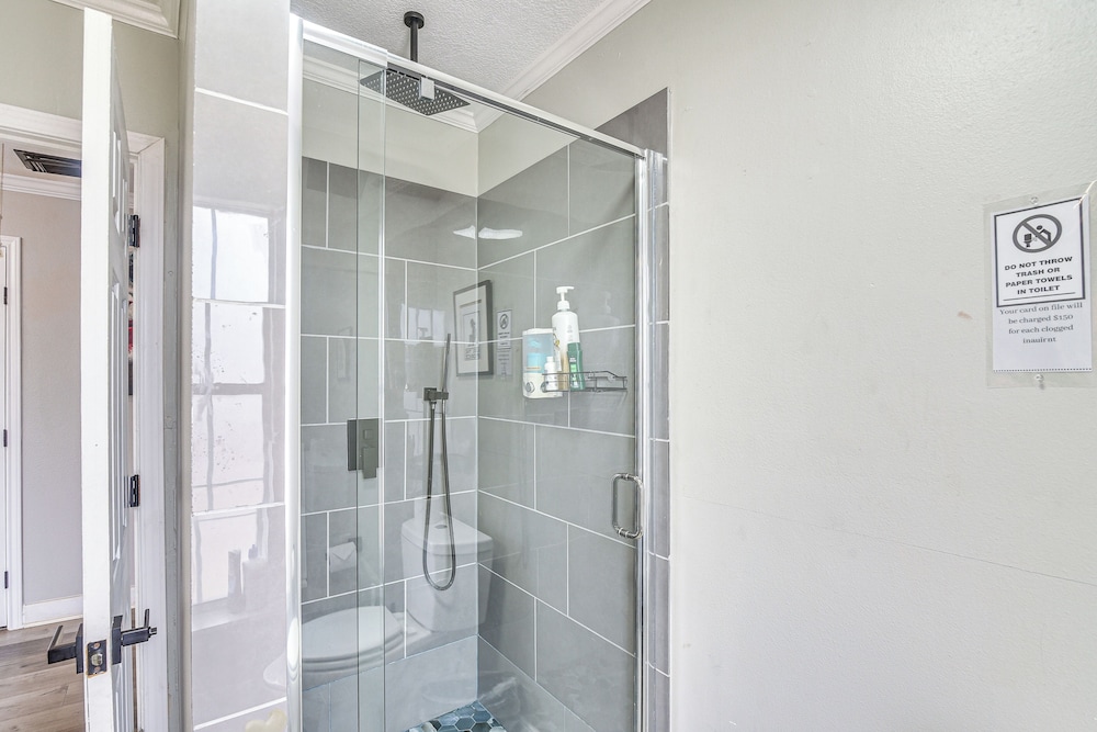 Walkable Apt 2 Mi to Dtwn: Houston Retreat!