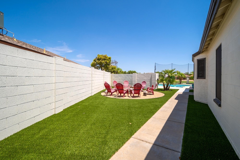 Peoria Oasis on Golf Course Pool Putting Green