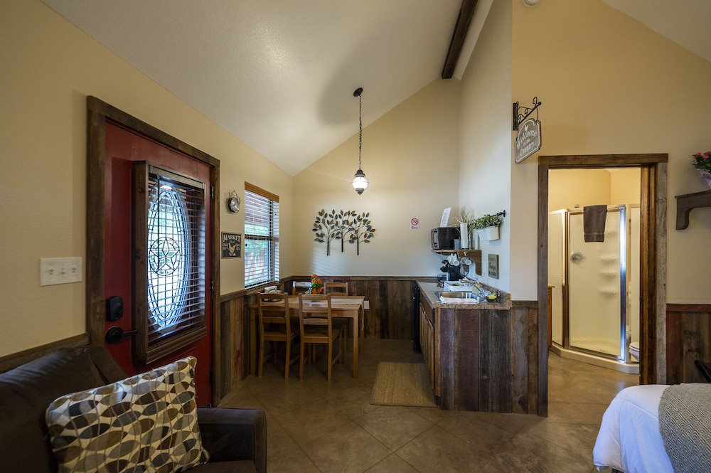 Waco Vacations - Cabin 1 Rental 15 Minutes From Magnolia and Baylor - Property Image 8