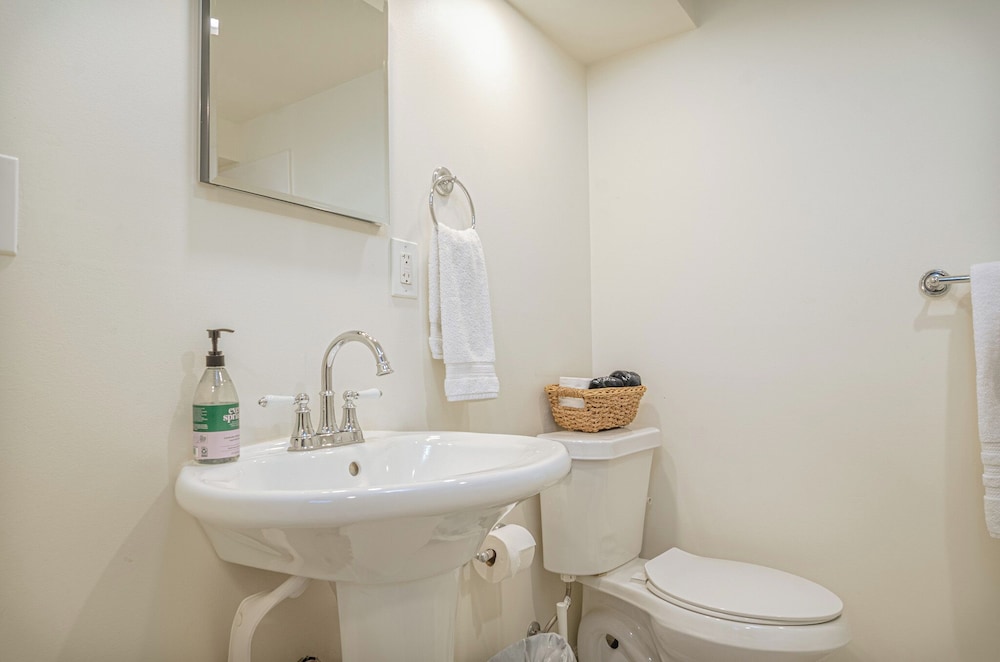 The Midtown Cozy Nook - Near Fort Moore