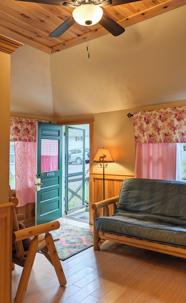 Hinckleys Dreamwood Cottages