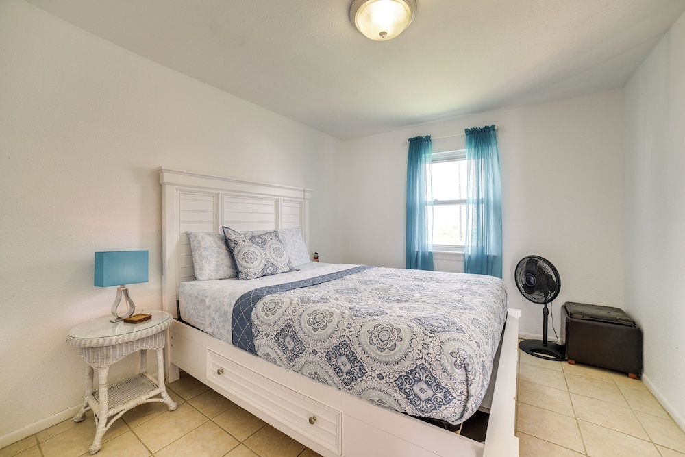 Beachfront Home w/ Pool Access in Galveston!