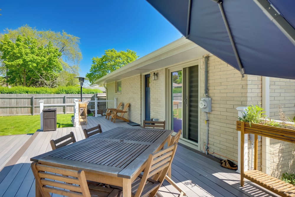 Cozy Milwaukee Apartment w/ Deck, 2 Mi to Airport!