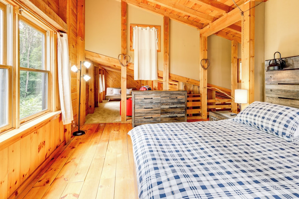 7 Mi to Glens Falls: Peaceful Retreat w/ Game Room