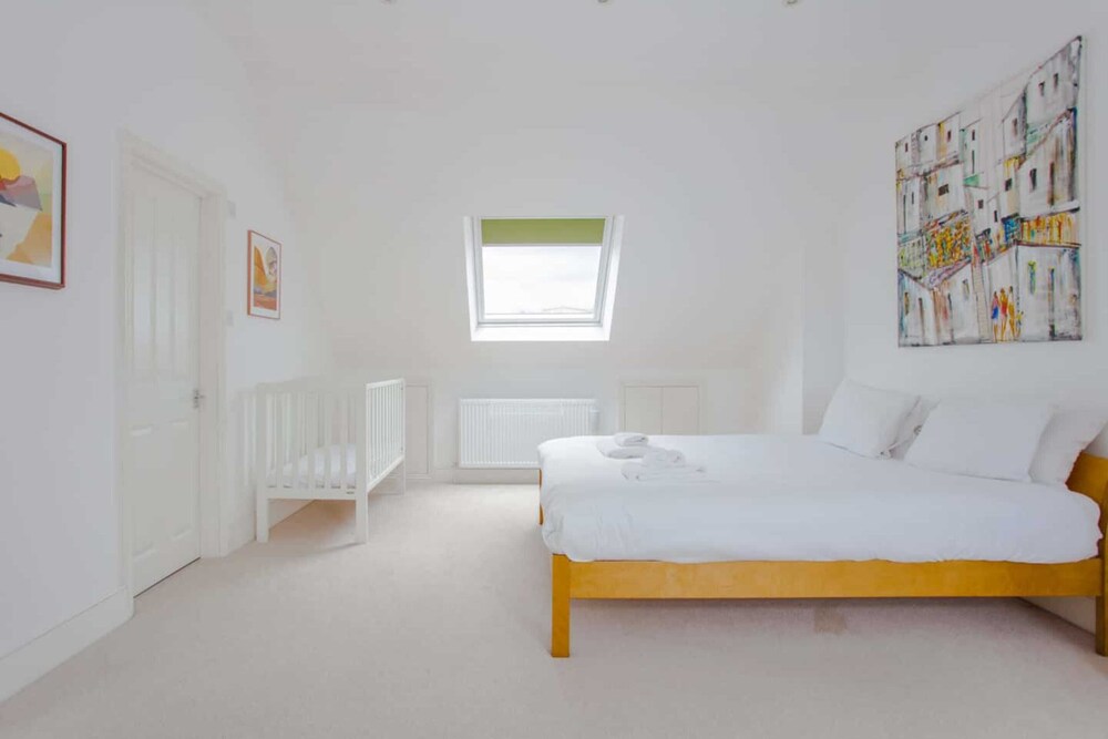 Bright and Airy 3 Bedroom Maisonette in South London