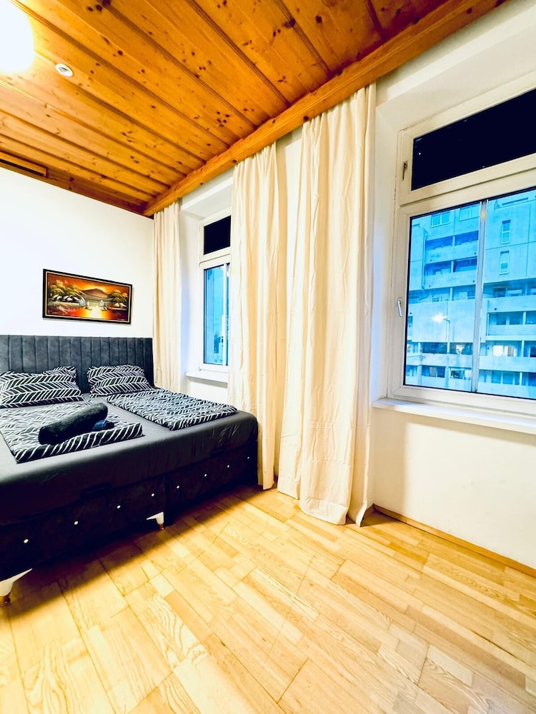 Cozy 4BR Apt for 12P Near FAC Platz