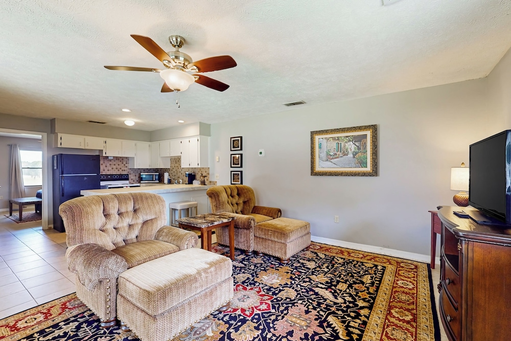 1 BR Guesthouse w/ Full Kitchen & Lake View