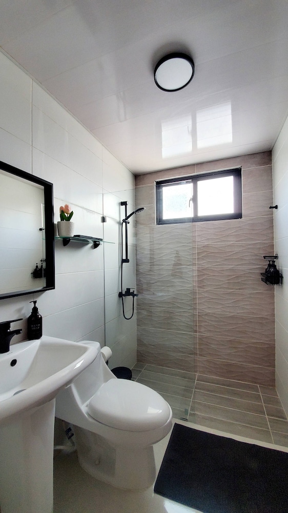 2 Bedrooms, 2 Bathrooms, AC, Wifi, Pool, Gym, No Blackouts, Santiago
