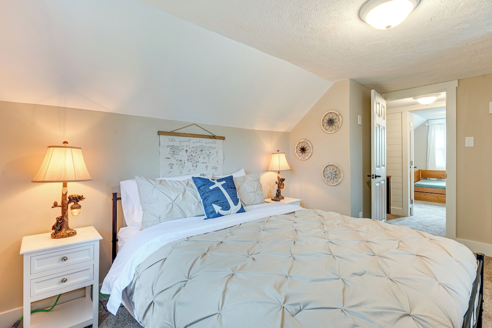Recently Renovated Harveys Lake Retreat w/ Dock!