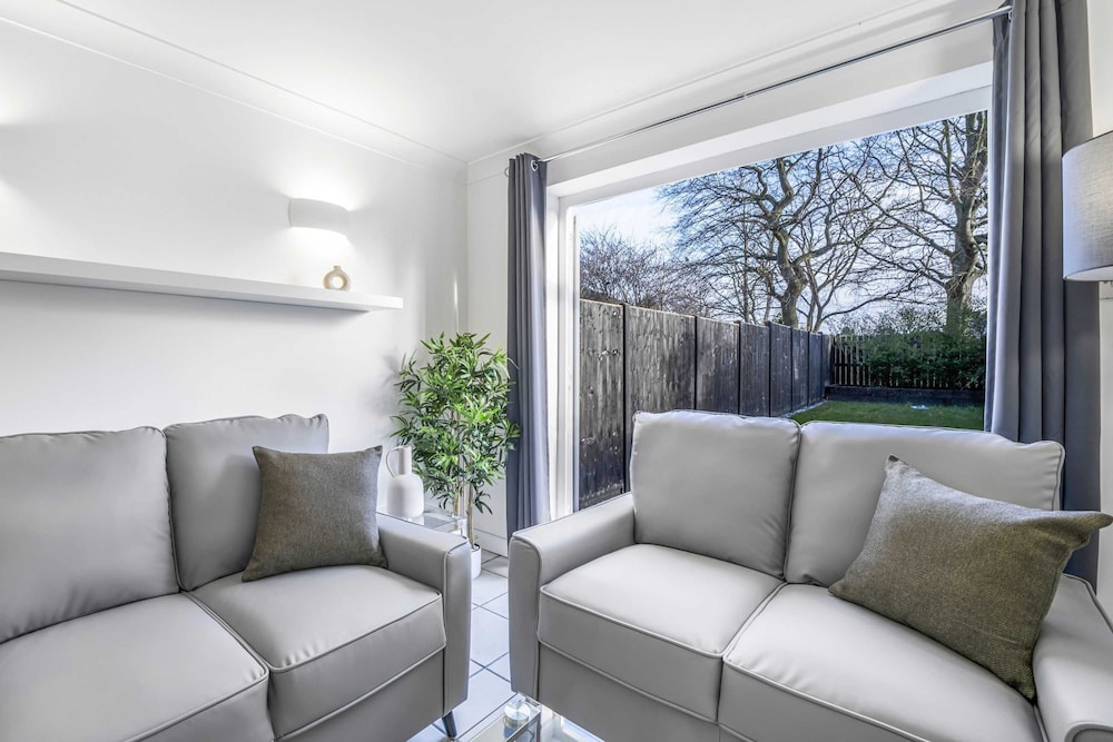 Elegant 4BR House Near City Centre Angus Suites