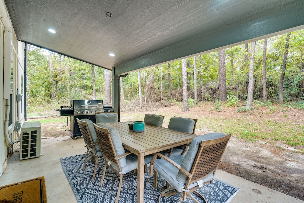 Lakefront Texas Abode w/ Kayaks, Fire Pit  Patio! - Property Image 7
