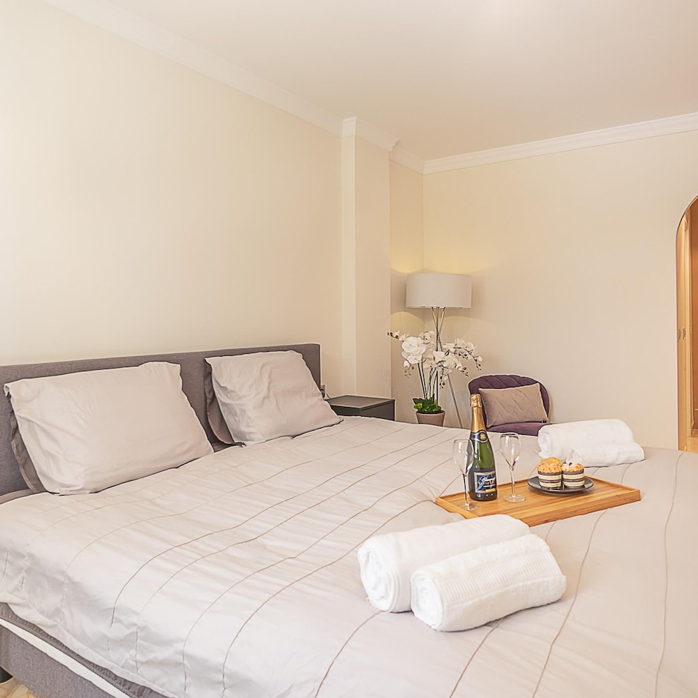Apt Mairena Forest sea View Pool