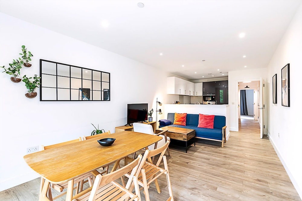 Modern 2-bed Flat With Terraces in Leyton