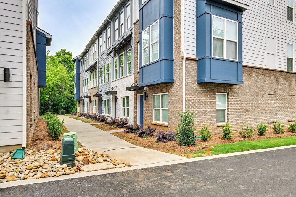 2 Mi to Dtwn Charlotte: Unit w/ Rooftop Deck!