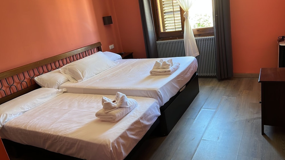 Hostal Mega Darnius view 4