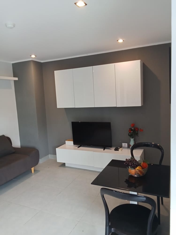 Large Corner Apt-1BR T1 207
