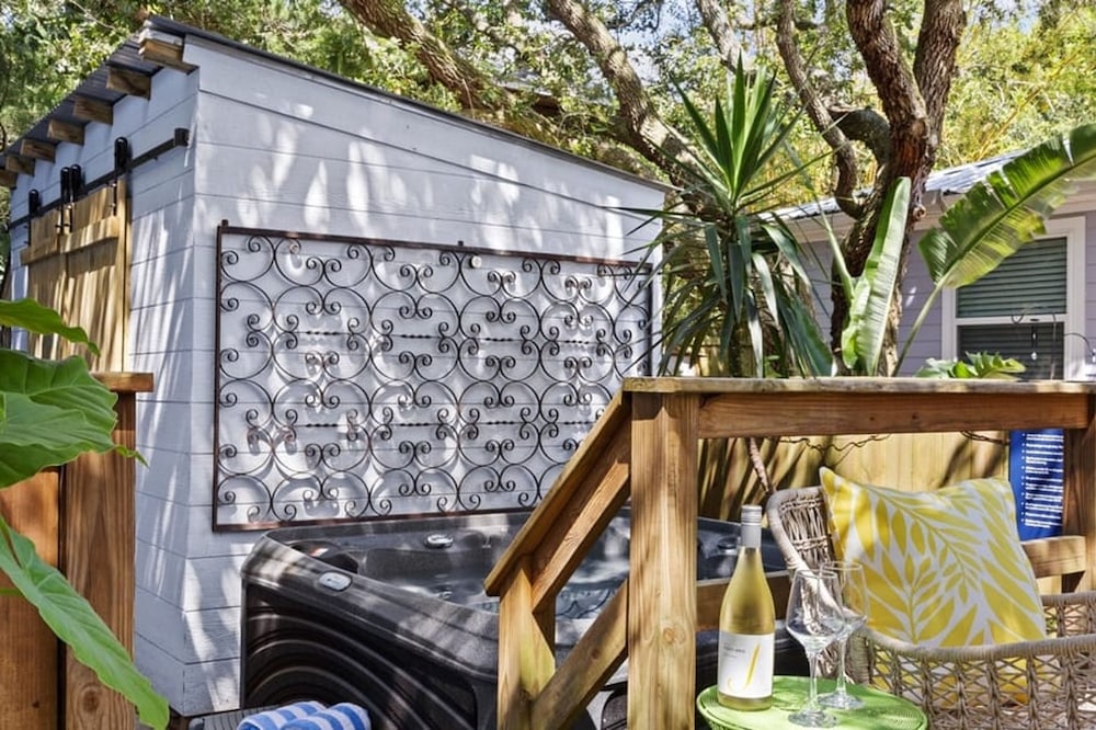 Hidden Grove Hot Tub Deck w Lounge 2 Blocks to the Beach