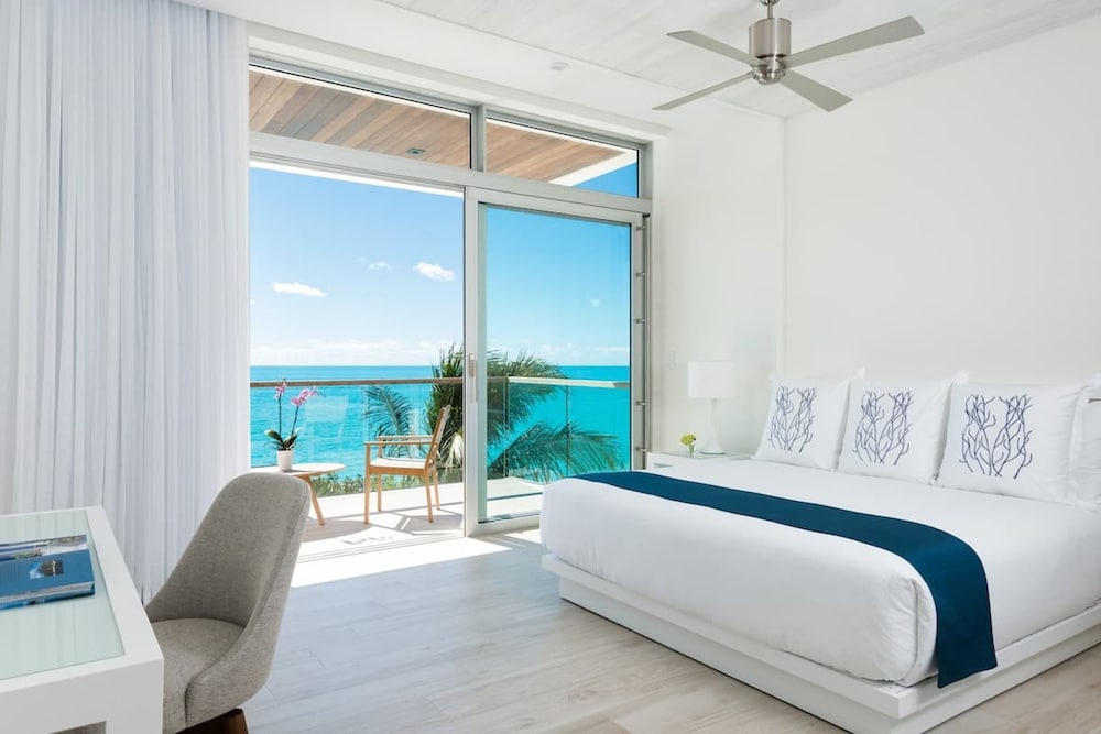 Luxurious Oceanfront Villa Infinity Pool Views