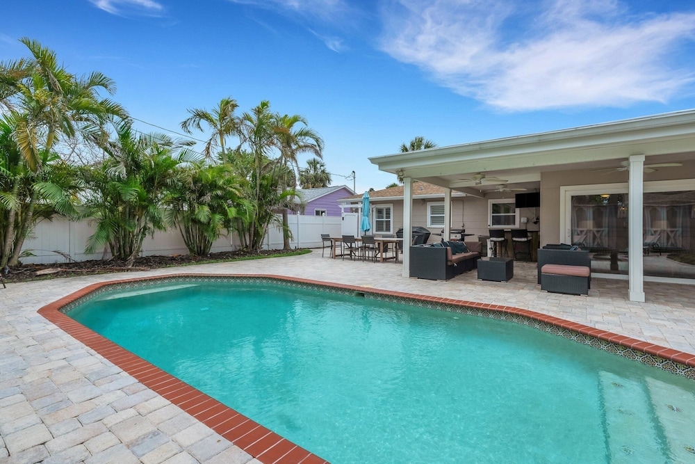 A Vacationer's Dream - Monthly Pool 3 Bedroom Home by RedAwning - Image 1