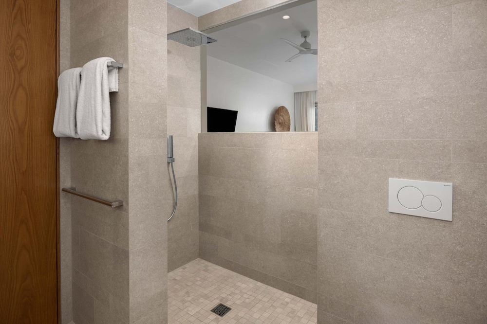 La Mer Villa West Luxury Oceanfront on Sapodilla Bay