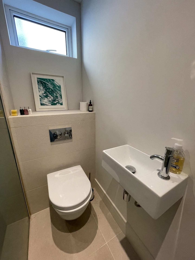 Beautiful 2BD Flat With Private Courtyard- Borough