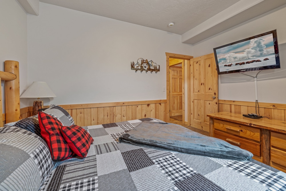 West Yellowstone Vacations - Boondockers - Property Image 5