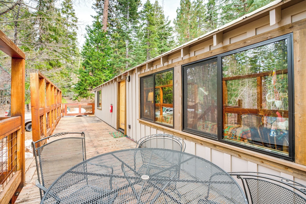 4 Mi to Lake Tahoe: Cozy Cabin w/ Deck!