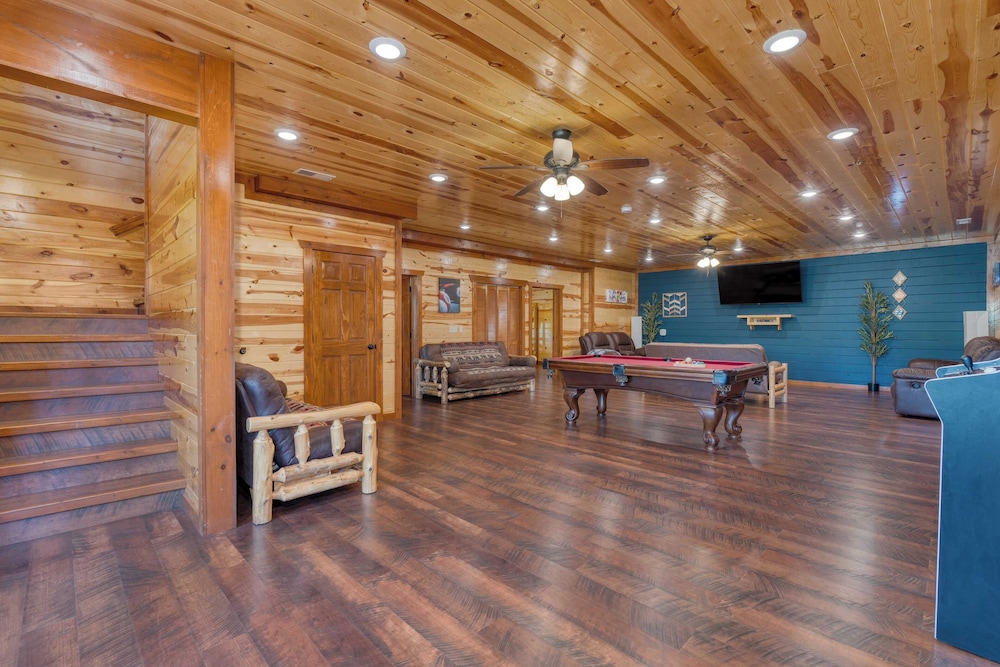 Dolly's Lodge by Avantstay Sleeps 28 - Luxe Smokies Cabin Game Room, Hot Tub, Views, Near Attractions