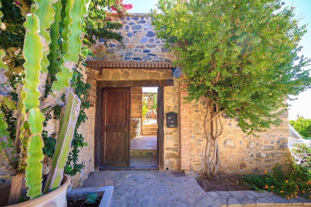 Smaragda Art Country House