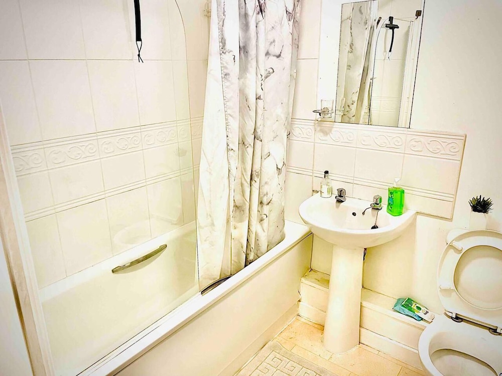 Peaceful Impeccable 2-bed Apartment in Hatfield view 5
